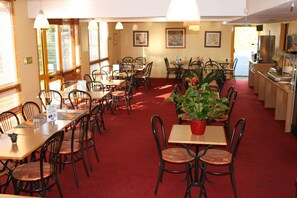 供应早餐和晚餐