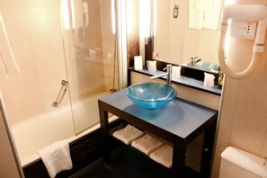 Ensemble baignoire-douche, articles de toilette (gratuits)