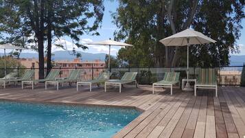 Alberca techada y alberca al aire libre por temporada