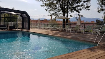 Alberca techada y alberca al aire libre por temporada