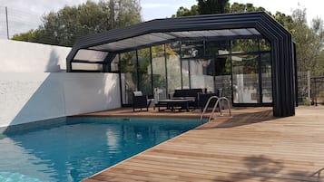 Piscina interna, piscina externa sazonal, guarda-sóis, espreguiçadeiras