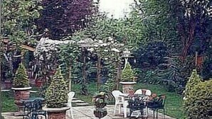 A garden patio with outdoor furniture and potted plants. - Hayesthorpe Hotel (South Croydon)