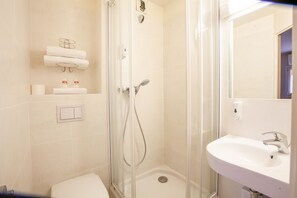 Douche, sèche-cheveux, serviettes fournies