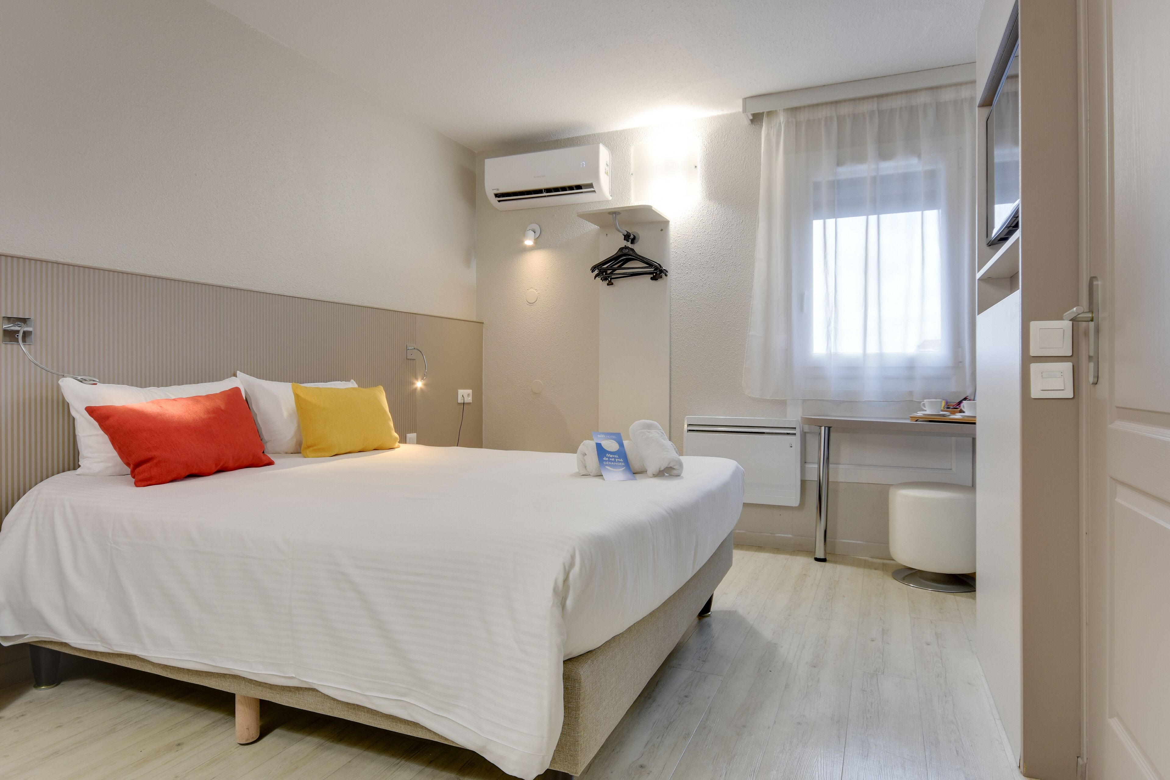 Literie de qualité supérieure, bureau, rideaux occultants