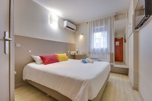 Ropa de cama de alta calidad, escritorio y cortinas blackout