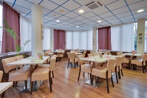 Middag serveres, franske retter