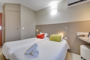 Peralatan tempat tidur premium, meja, langsir/tirai gelap terus 