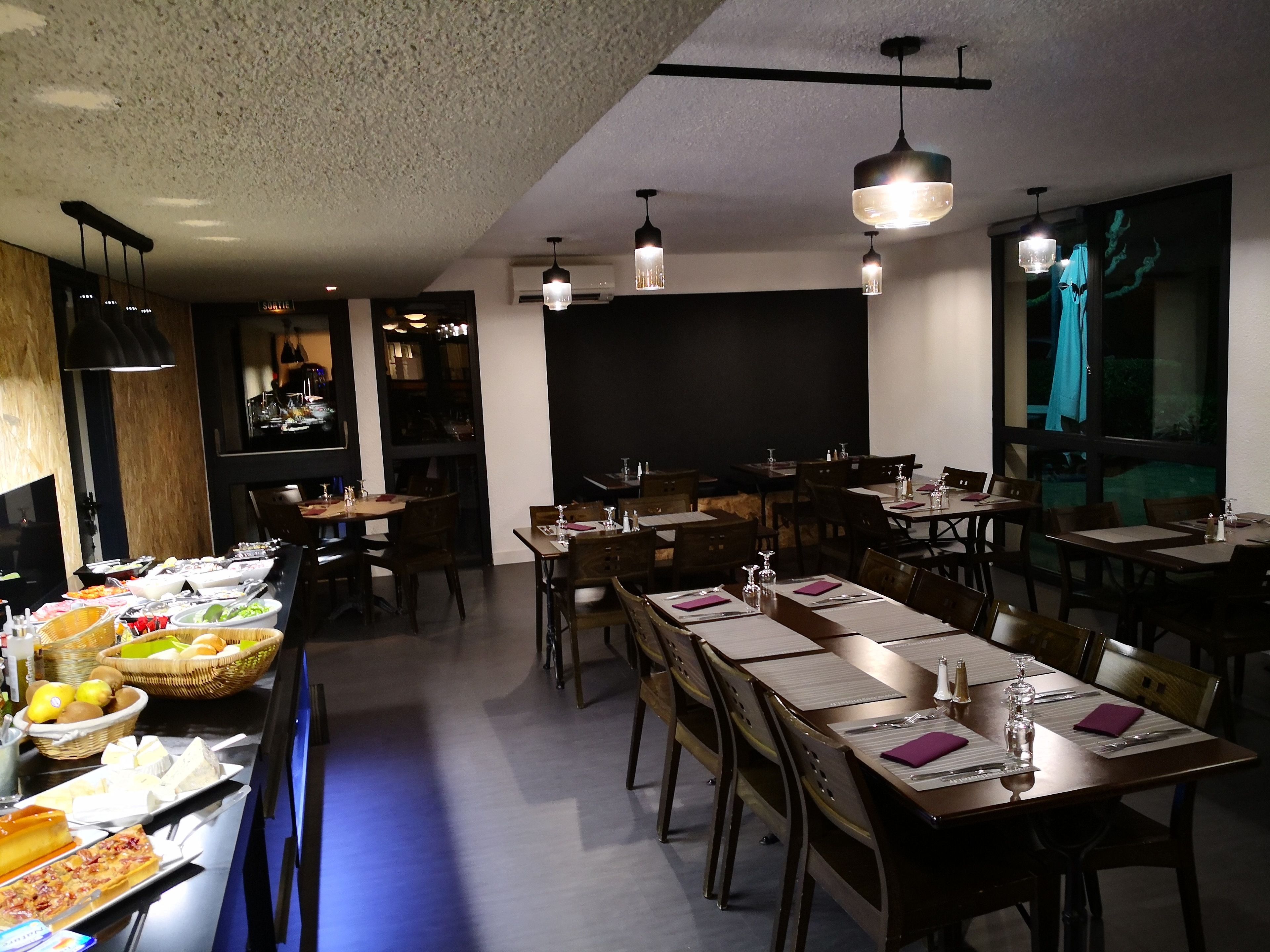 Breakfast, lunch, dinner served; Regional cuisine 