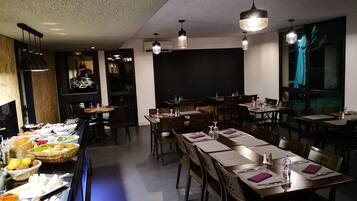 Breakfast, lunch, dinner served; Regional cuisine