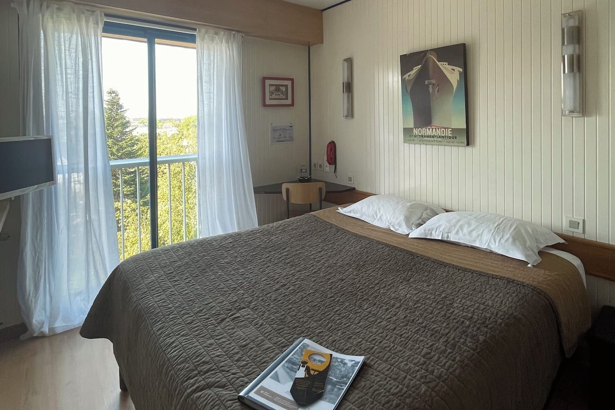 Peralatan tempat tidur premium, meja, ruang kerja komputer riba