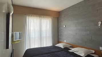 Habitación clásica con 2 camas individuales | Ropa de cama de alta calidad y escritorio