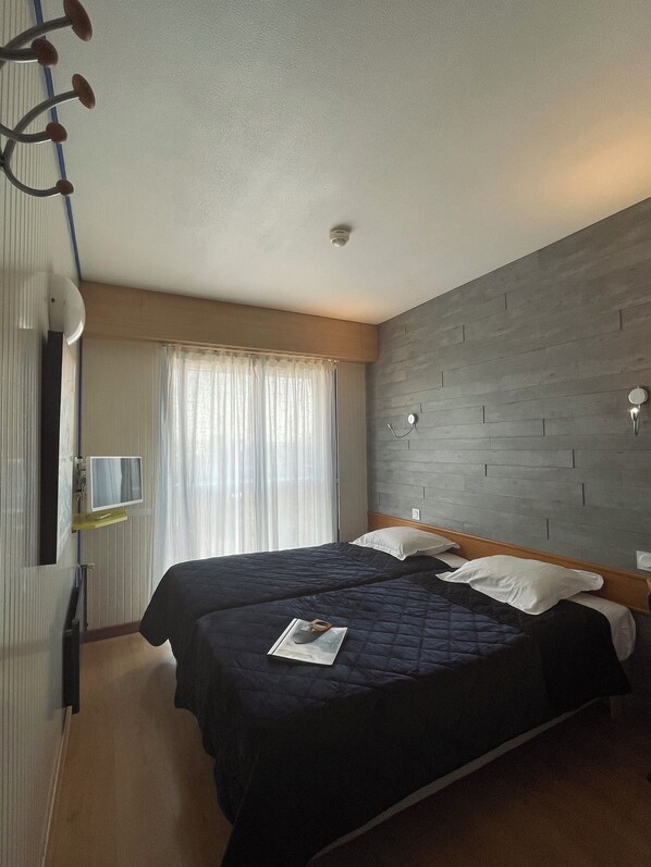 Premium bedding, desk, laptop workspace, soundproofing - Le Voltaire (Rennes)