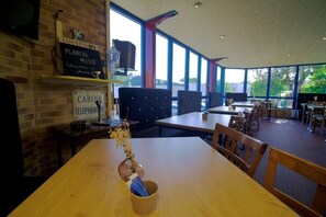 每日供應自助早餐 (費用另計)