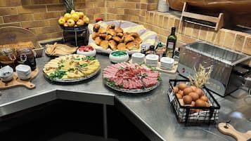 Desayuno buffet (EUR 9.50 por persona)