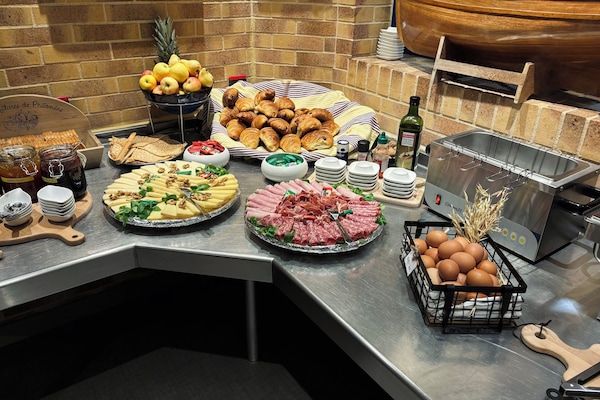 Tägliches Frühstücksbuffet (9.50 EUR pro Person)