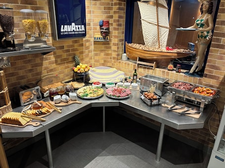 Daily buffet breakfast for a fee. Le Voltaire