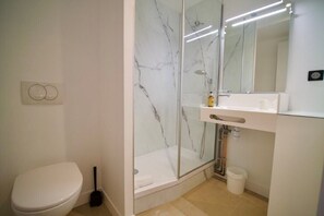 Double Room | Bathroom | Combined shower/tub, hair dryer, towels, soap - Le Voltaire (Rennes)