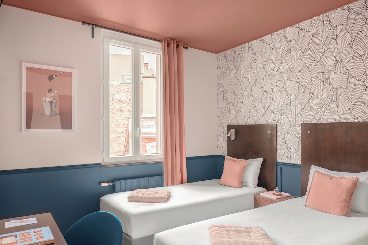Standard-Zweibettzimmer | Zimmersafe, Schreibtisch, laptopgeeigneter Arbeitsplatz