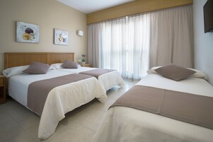Ropa de cama de alta calidad, minibar, caja fuerte y escritorio