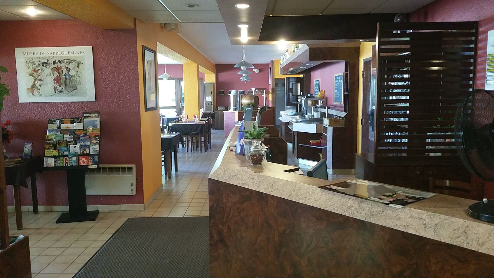 Bar (trong khuôn viên)