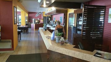 Bar (trong khuôn viên)