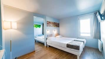 Vierpersoonskamer | Een bureau, gratis wifi, beddengoed, rolstoeltoegankelijk