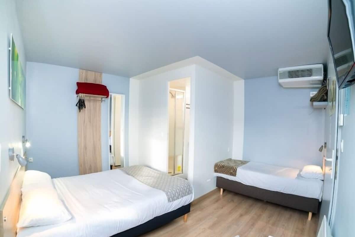 Triple Room | Desk, free WiFi, bed sheets, wheelchair access
