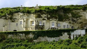 A historic building with multiple windows and a staircase leading to an upper level. - Hostellerie La Croix Blanche (Fontevraud-l'Abbaye)