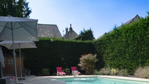 A poolside setting with two martini glasses, a tray of snacks, and a patio umbrella. - Hostellerie La Croix Blanche (Fontevraud-l'Abbaye)