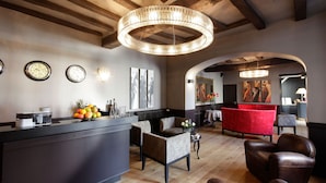 A modern interior with a bar area, seating, and artwork. - Hostellerie La Croix Blanche (Fontevraud-l'Abbaye)