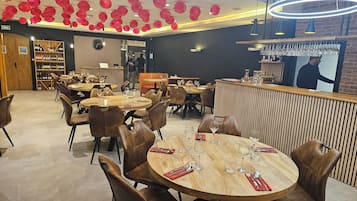 Déjeuner et dîner servis sur place