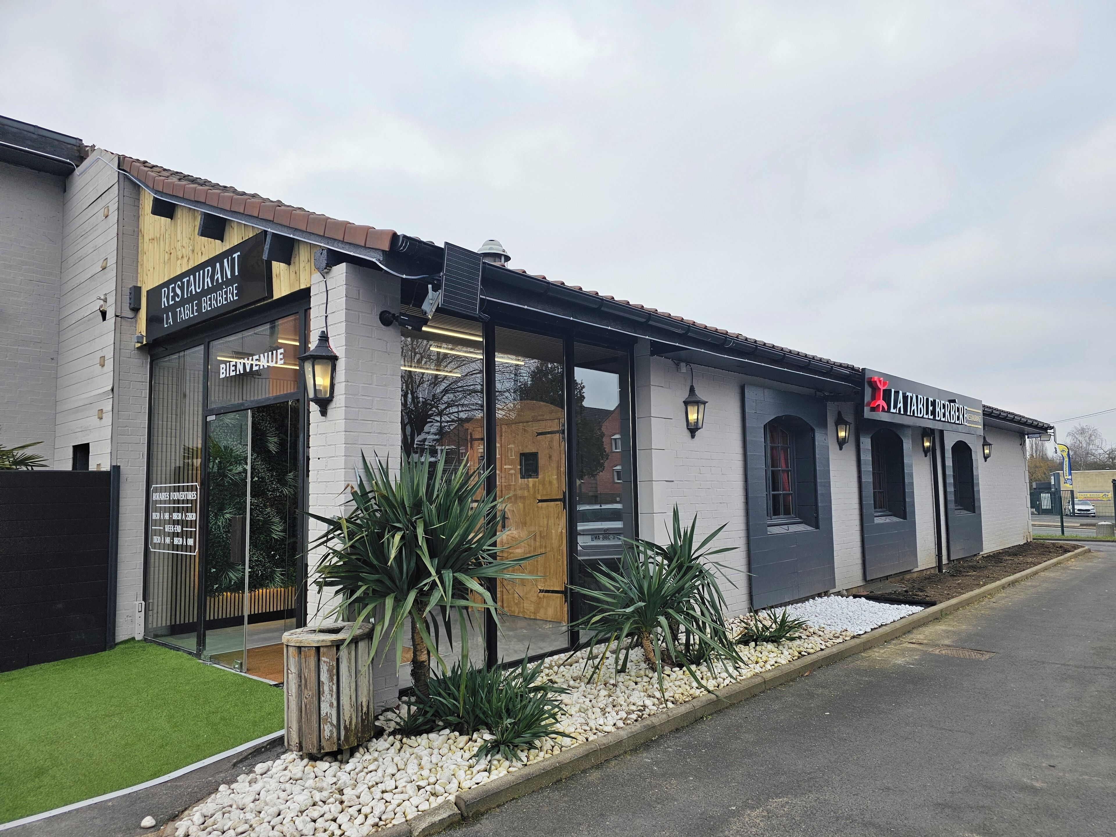 Serveert lunch en diner, Midden-Oosterse gerechten