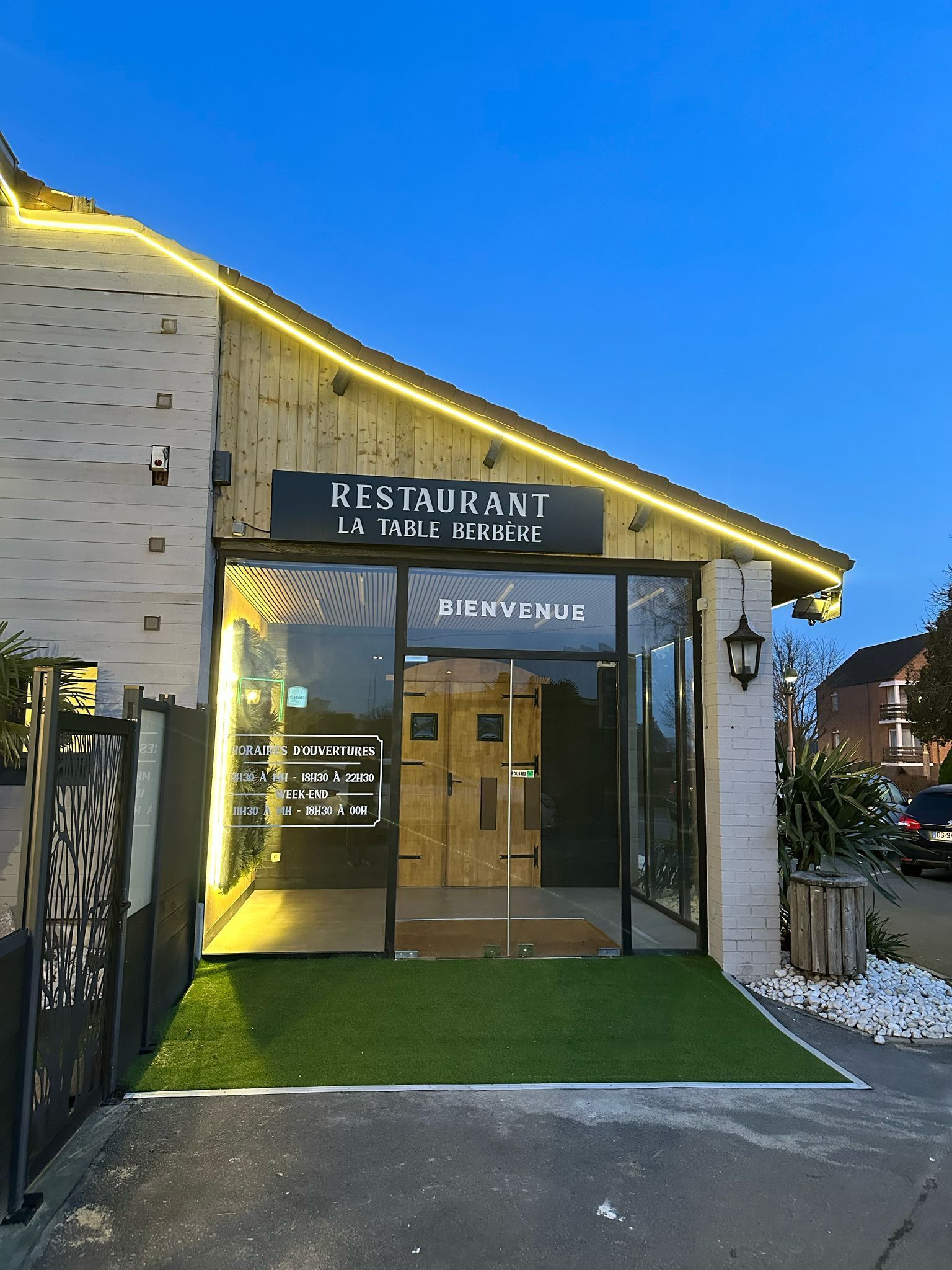 Déjeuner et dîner servis sur place, spécialités Cuisine du Moyen-Orient