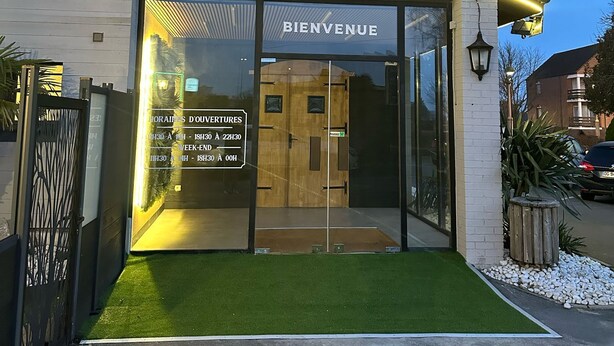 A restaurant named "RESTAURANT LA TABLE BERBÈRE" with a glass entrance and a welcome sign. - Logis Hôtel Restaurant Cap Hôtel. (Noyelles-Godault)