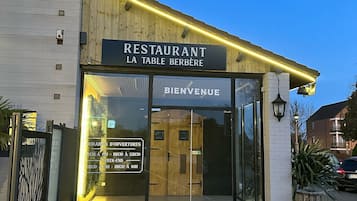 Serveert lunch en diner, Midden-Oosterse gerechten