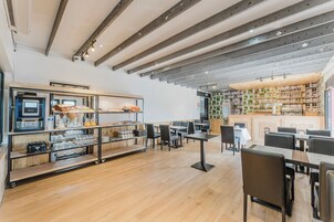 Daily continental breakfast (EUR 9.9 per person)