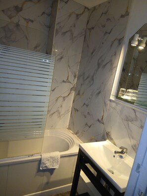 Habitación superior | Baño | Ducha, artículos de higiene personal gratuitos y secador de pelo