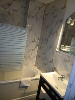 Ducha, artículos de tocador gratuitos, secador de pelo, toallas