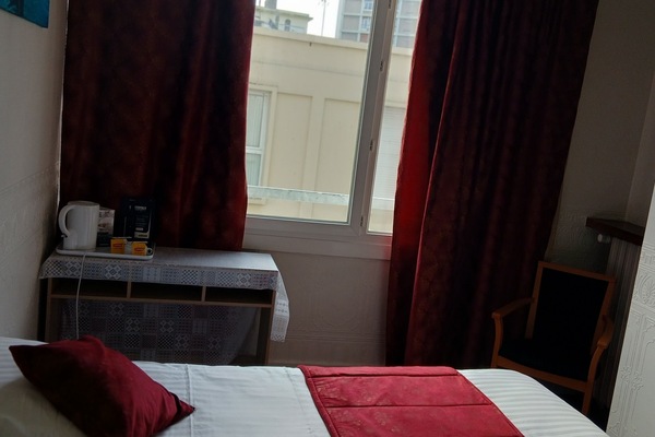 Quarto casal básico | Camas Select Comfort, ferros/tábuas de passar roupa, Wi-Fi de cortesia
