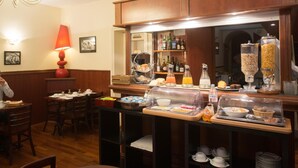 Un comptoir de petit-déjeuner avec divers aliments, une lampe rouge et un miroir qui reflète la pièce.