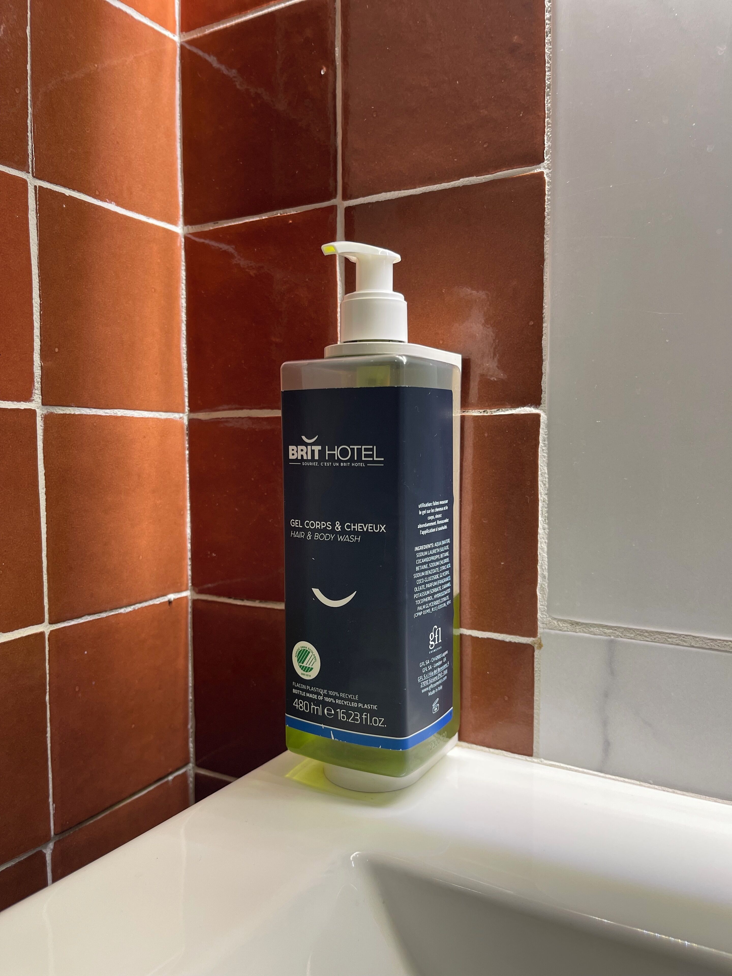 twin room, non smoking | bathroom | free toiletries, hair dryer, towels