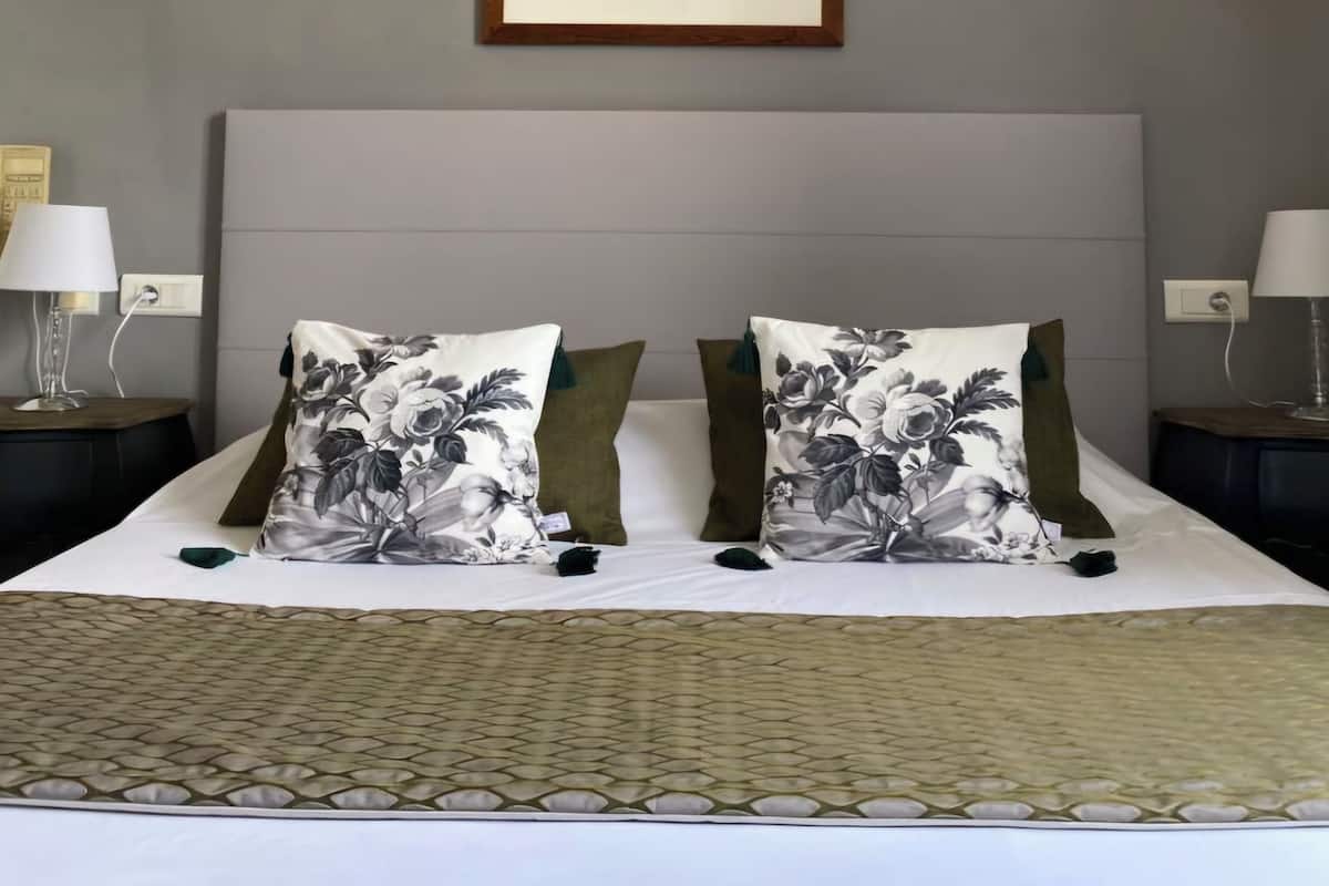 Peralatan tempat tidur premium, bar mini, peti besi dalam bilik