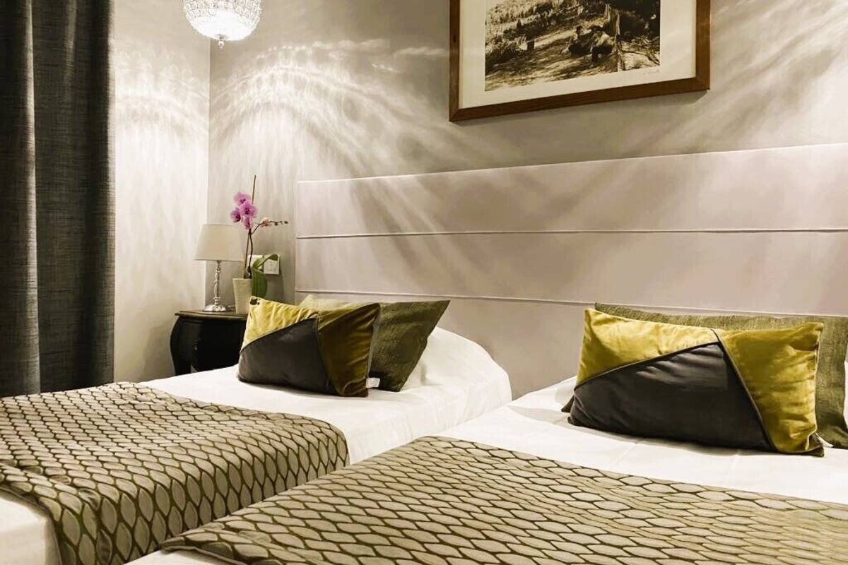 Twin Room, Non Smoking | Peralatan tempat tidur premium, bar mini, peti besi dalam bilik