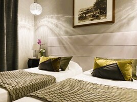 Twin Room, Non Smoking | Premium bedding, minibar, in-room safe, individually decorated