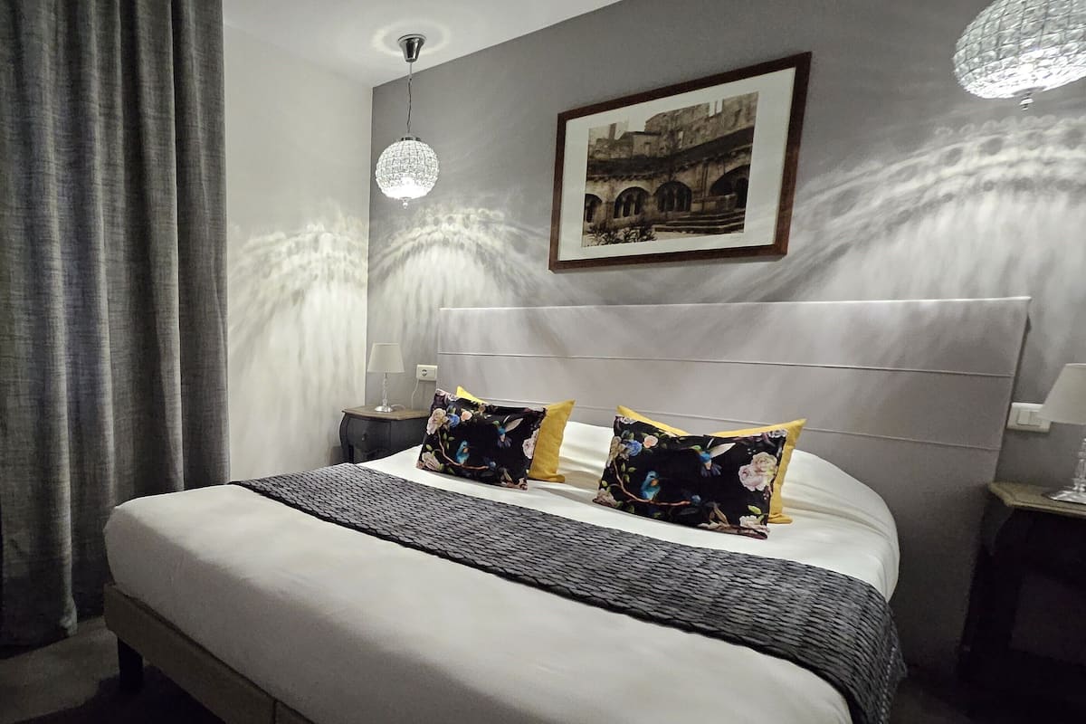 Junior Suite, Non Smoking (1 personne) | Peralatan tempat tidur premium, bar mini, peti besi dalam bilik