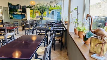 Café da manhã com buffet todos os dias (EUR 16 por pessoa)