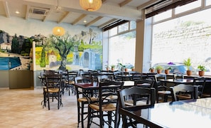 Petit déjeuner buffet (16 EUR par personne)