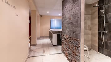 Sauna, tina de hidromasaje y baño de vapor