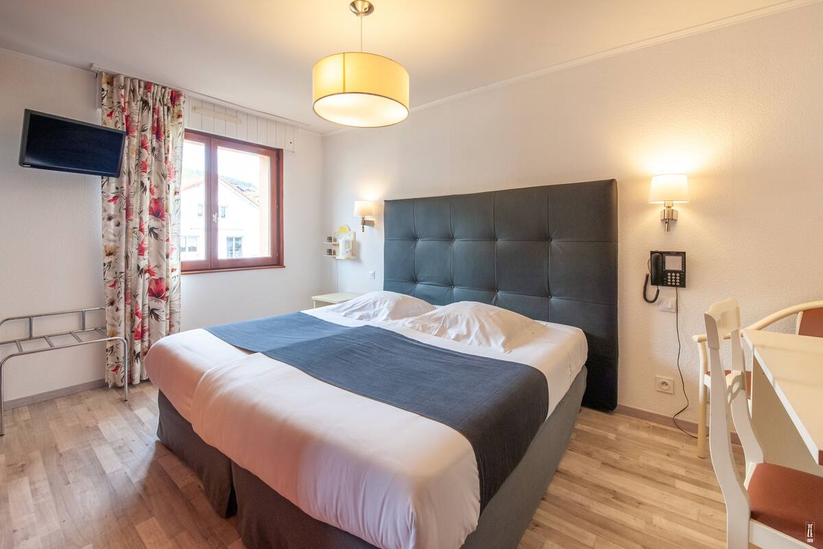 Habitación doble | Escritorio, wifi gratis y acceso para silla de ruedas