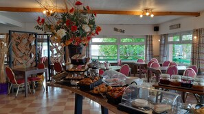 Petit-déjeuner buffet (12 EUR par personne)